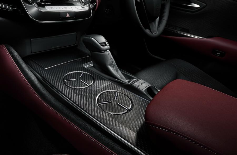 Детали интерьера Toyota Crown RS Four 2018 года  (фото 10 из 10)